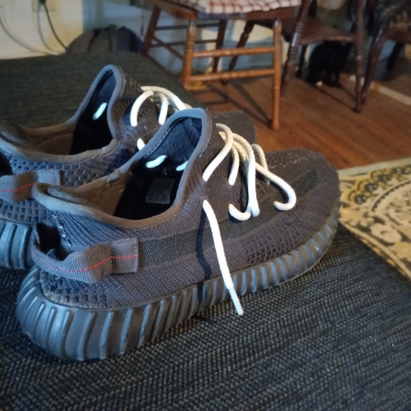Adidas Yeezy Boost 350 v2 blacks sz 11 - Picture 8 of 11